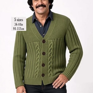 Può includere: Un cardigan verde oliva con scollo a V, caratterizzato da un motivo a maglia a coste verticali, due pannelli a trecce lungo l'abbottonatura frontale e quattro bottoni marrone scuro. Il testo indica 5 taglie, 36-44 pollici, 91-112 cm.