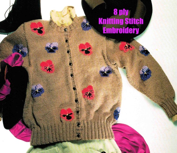 Modello di cardigan a maglia con fiori di viola in INGLESE ply