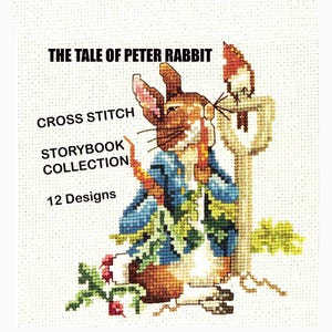 Op de afbeelding: Een kruissteekpatroon met Pieter Konijn in een blauw jasje met een wortel, een tuingereedschap en een vogel. De tekst luidt THE TALE OF PETER RABBIT, CROSS STITCH, STORYBOOK COLLECTION en 12 Designs op een witte stof met een rasterpatroon.
