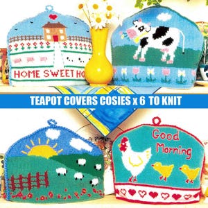 Puede incluir: Cuatro fundas de punto para tetera con diseños coloridos que incluyen una casa con el texto HOME SWEET HOME, una vaca en un campo, un paisaje soleado con ovejas, y una gallina con pollitos y el texto Good Morning, expuestas en estantes.