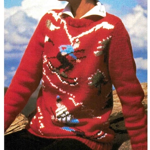 Puede incluir: Suéter de punto rojo con un diseño de escena de esquí blanco, azul y verde. El suéter presenta esquiadores, árboles y un paisaje montañoso nevado.