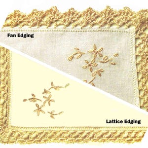 Op de afbeelding: Een vierkante, crèmekleurige linnen doily met geborduurde bloemaccenten. De doily heeft een decoratieve waaierrand en een tralierand in een goudgele kleur. De tekst "Fan Edging" en "Lattice Edging" zijn zichtbaar.