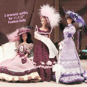 Puede incluir: Tres muñecas de moda visten trajes espectaculares de ganchillo. Las muñecas llevan sombreros con plumas y sostienen accesorios. Los trajes son en tonos rosa, morado y burdeos. El texto de la imagen dice "3 dramatic outfits for 11.1/2" Fashion Dolls."