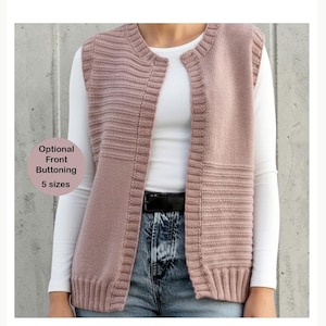 Könnte beinhalten: Eine altrosa Strickweste mit gerippter Textur an den oberen rechten und unteren linken Paneelen, einem Rundhalsausschnitt und einem gerippten Saum. Eine kreisförmige rosa Grafik zeigt den Text Optional Front Buttoning 5 sizes.