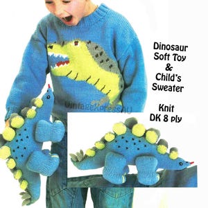 Könnte beinhalten: Strickanleitung für einen blauen Dinosaurier-Pullover und ein passendes blaues Dinosaurier-Spielzeug. Das Muster ist für DK 8-fädiges Garn.