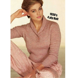 Puede incluir: Una mujer lleva un suéter rosa con cuello y un solo botón. El suéter tiene un patrón de tejido texturizado. El texto "1930's 4 ply Knit" es visible en la esquina superior derecha de la imagen.