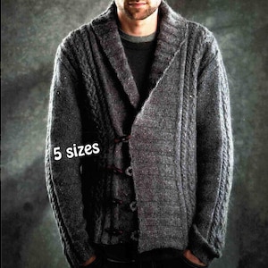 Może przedstawiać: Ciemnoszary dzianinowy kardigan z kołnierzem szalowym i zapięciami na guziki. Sweter ma teksturowany wzór warkocza na rękawach i przednich panelach. Widoczny jest tekst "5 sizes". Ten przytulny element garderoby jest odpowiedni na chłodniejszą pogodę.