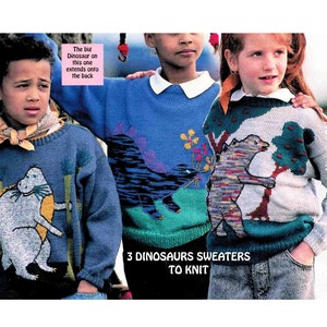 Könnte beinhalten: Drei Kinder tragen gestrickte Dinosaurier-Pullover. Die Pullover sind blau, weiß und grün, mit Dinosaurier- und Baumdesigns. Der Text "3 DINOSAURS SWEATERS TO KNIT" befindet sich am unteren Rand des Bildes.