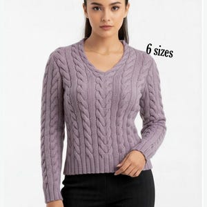 Strickmuster für einen Zopfmuster-Pullover mit V-Ausschnitt für Damen, 6 Größen, Zopf- und Rippenmuster, DK 8-fädig (PDF-Download, Englisch)