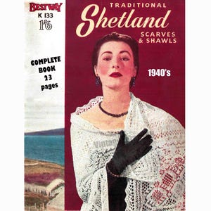 Pode incluir: Uma capa de livro vintage com uma mulher usando um xale de renda branca e luvas pretas. A capa é vermelha e tem o texto "TRADITIONAL Shetland SCARVES & SHAWLS 1940's" e "BEST WAY K 133 1/6 COMPLETE BOOK 23 pages".