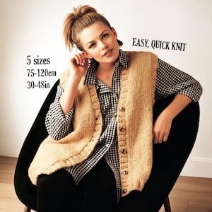 Op de afbeelding: Een beige mouwloos gebreid vest met knoopsluiting, gedragen over een zwart-wit geblokt overhemd. De tekst op de afbeelding luidt: 5 sizes, 75-120cm, 30-48in en EASY, QUICK KNIT. Het kledingstuk is voorzien van een geribbelde textuur langs de randen.