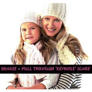 Puede incluir: Dos gorros y bufandas de lazo a juego de color crema en punto de ochos. El conjunto presenta un patrón trenzado texturizado en hilo suave. Una banda rectangular negra en el centro muestra el texto BEANIE + PULL THROUGH 'KEYHOLE' SCARF.