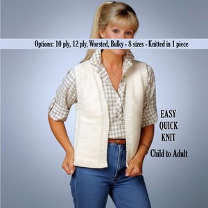 Puede incluir: Un chaleco de punto color crema sin mangas con borde acanalado, usado sobre una camisa a cuadros beige y blanca y jeans azules. El texto en la imagen dice: Options: 10 ply, 12 ply, Worsted, Bulky - 8 sizes - Knitted in 1 piece, EASY QUICK KNIT, Child to Adult.