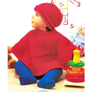Könnte beinhalten: Ein rotes gestricktes Poncho und eine passende Mütze für ein Baby. Das Poncho hat eine gerippte Struktur und die Mütze einen umgeschlagenen Rand.