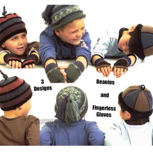 以下が含まれることがあります： 子供向けのニット帽とフィンガーレスグローブの3つの異なるデザイン。ニット帽は黒、茶色、青のストライプ。グローブは黒、茶色、緑のストライプ。画像には「Beanies and Fingerless Gloves」というテキストが印刷されています。