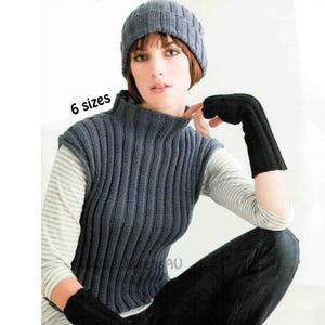 Puede incluir: Una persona con gorro de punto acanalado gris, suéter sin mangas y guantes sin dedos. El suéter tiene cuello alto y está superpuesto a una camisa de manga larga a rayas. El texto "6 tallas" es visible.
