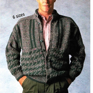 Puede incluir: Un cárdigan de patrón verde y marrón con cierre de botones. El cárdigan tiene cuello y mangas largas. "6 tallas" está escrito en blanco sobre fondo negro en la parte superior de la imagen.