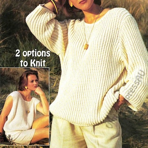 以下が含まれることがあります： 白いセーターの編み図が2つ、1つは袖あり、もう1つは袖なし。モデルは袖ありのセーターと白いショートパンツを着用しています。画像には「2 options to Knit」というテキストが表示されています。