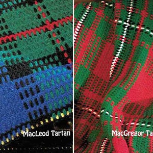 Puede incluir: Dos mantas de ganchillo con patrones de tartán. La manta izquierda presenta un diseño azul, verde, negro y rojo, etiquetado como "MacLeod Tartan". La manta derecha muestra un patrón rojo, verde y blanco, etiquetado como "MacGregor Tartan".