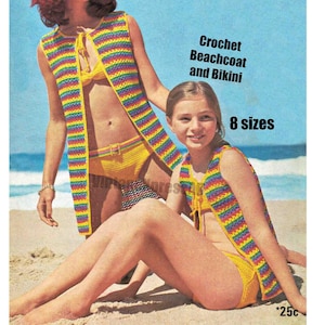Op de afbeelding: Vintage haakpatroon voor een strandjas en een bikini. Het patroon heeft een regenboogkleurig gestreept ontwerp en is verkrijgbaar in 8 maten. De tekst op het patroon luidt "Crochet Beachcoat and Bikini" en "8 sizes".