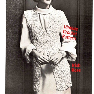 Op de afbeelding: Vintage haakpatroon voor een Irish Rose vest. Het patroon wordt getoond op een model dat een wit blouse en een witte rok draagt.