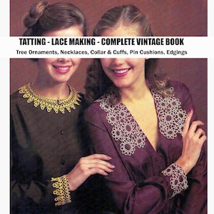 以下が含まれることがあります： TATTING - LACE MAKING - COMPLETE VINTAGE BOOK Tree Ornaments, Necklaces, Collar & Cuffs, Pin Cushions, Edgingsというタイトルのヴィンテージ本。表紙には、複雑な白と黄色のレースの襟とカフスを身に着けた2人の人物が写っています。
