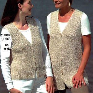 Może przedstawiać: Dwie kobiety w beżowych dzianinowych kamizelkach z dekoltem w kształcie litery V i zapięciem na guziki. Kamizelki są wykonane z przędzy DK 8-nitkowej. Na zdjęciu widoczny jest tekst "7 rozmiarów do dziergania".