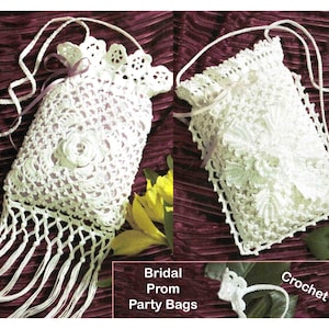 Puede incluir: Dos bolsas blancas de ganchillo con un fondo con flecos. Las bolsas tienen un diseño floral y están etiquetadas como "Bridal Prom Party Bags" y "Crochet".