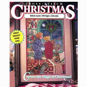 Op de afbeelding: Een ingelijst kruissteekpatroon getiteld Cross Stitch Christmas met twee kinderen in pyjama die uit een raam naar een nachtelijk tafereel kijken. De tekst luidt Stitch count: 199 high x 136 wide, Great project from 1992 en Capture the Magic of Christmas!