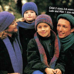 Puede incluir: Cuatro personas con gorros y bufandas de punto. Los sombreros son azules, verdes y con un patrón multicolor. El texto de la imagen dice: "Child 2 sizes 2-8 years Lady and Man 1 size ea."