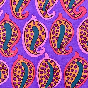 Könnte beinhalten: Ein sich wiederholendes Muster aus stilisierten Granatapfelfrüchten in Orange-, Rosa-, Lila- und Türkistönen. Die Granatäpfel haben eine tropfenförmige Form mit einem gebogenen Stiel und sind mit kleinen lila Punkten gefüllt.