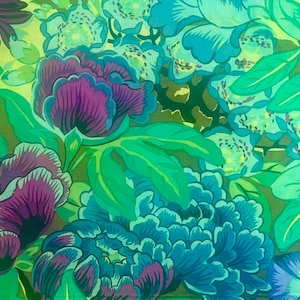 Pode incluir: Um padrão floral vibrante com grandes flores em tons de verde-azulado, roxo e verde. O design inclui pétalas e folhas detalhadas, criando uma estética botânica exuberante. O fundo é uma mistura de verde e amarelo.