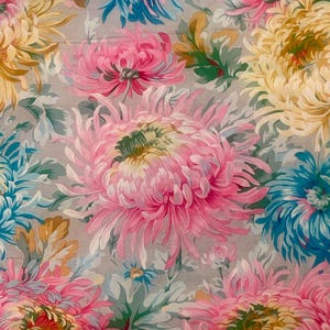 Peut inclure: Un tissu à motifs floraux avec de grandes fleurs de chrysanthèmes colorées. Les fleurs sont roses, jaunes et bleues, sur un fond gris. Des feuilles vertes et de plus petites fleurs complètent le motif.
