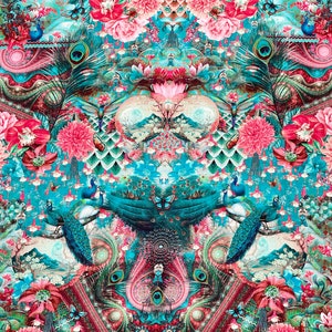 Op de afbeelding: Een symmetrisch, kleurrijk en ingewikkeld ontwerp met pauwen, vlinders, bloemen en een pauwenveer. Het ontwerp is in tinten blauw, groen, roze en rood.