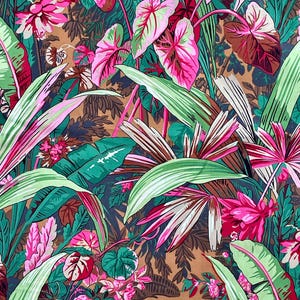 Könnte beinhalten: Ein brauner Stoff mit einem tropischen Druck mit rosa und grünen Blättern und Blumen.