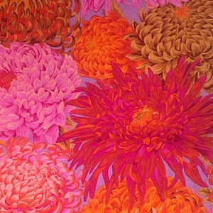 Può includere: Un motivo in tessuto caratterizzato da una disposizione densa di grandi fiori di crisantemo sferici in tonalità vivaci di rosa acceso, arancione brillante, bronzo intenso e giallo oro, su uno sfondo tinta unita viola chiaro.