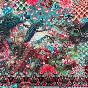 Könnte beinhalten: Ein farbenfroher Stoff mit einem sich wiederholenden Muster aus Pfauen, Schmetterlingen, Blumen und geometrischen Mustern. Der Stoff ist eine Mischung aus Türkis, Rosa, Rot, Grün und Schwarz.