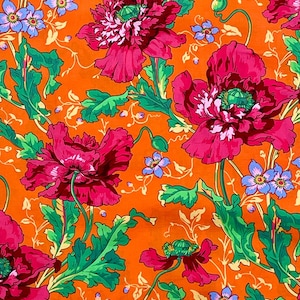 Può includere: Tessuto arancione con un motivo floreale con papaveri rosa e fiori blu. Il tessuto ha uno stile vintage.