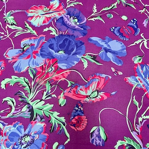 Peut inclure: Tissu violet avec un motif floral composé de coquelicots roses et bleus, de feuilles vertes et de papillons.