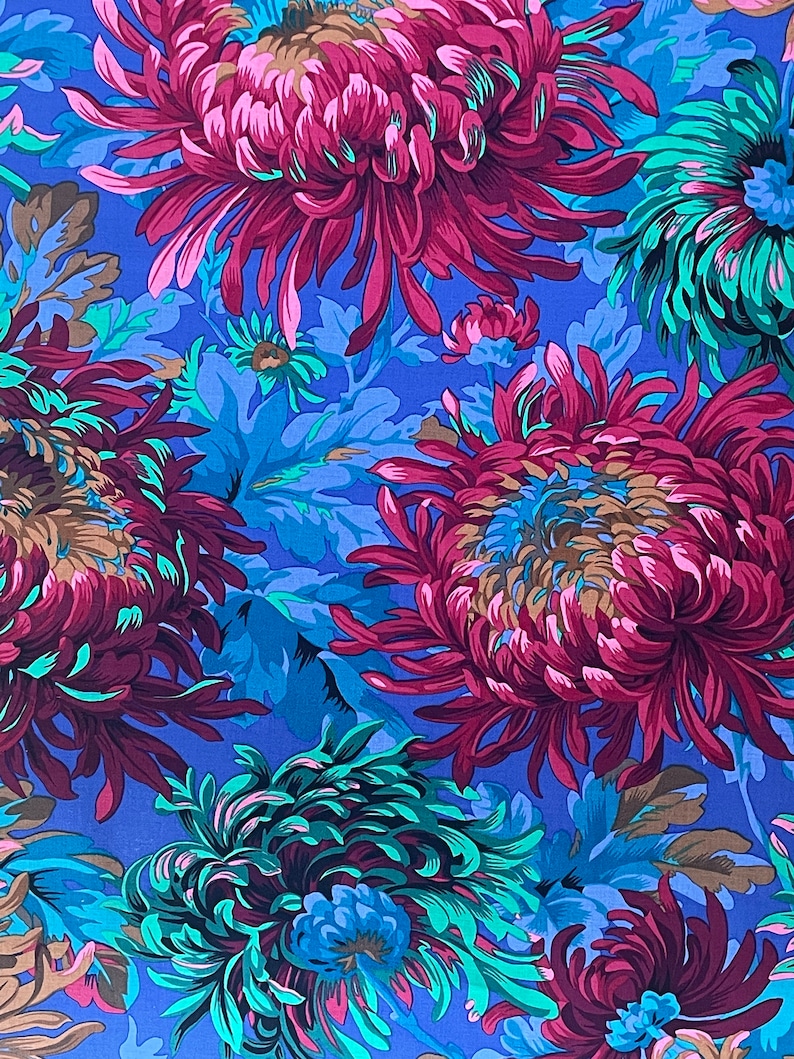 Kaffe Fassett Stoff Shaggy Chrysanthemen in pink, blau und grün von Philip Jacobs Bild 1