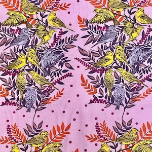 Pode incluir: Um padrão repetitivo de pássaros amarelos, folhas e bagas roxas e laranja sobre um fundo rosa. Os pássaros estão empoleirados em galhos, alguns com as asas abertas. O design é simétrico e detalhado, criando um padrão têxtil vibrante e inspirado na natureza.