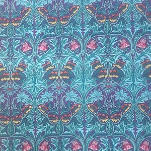 Könnte beinhalten: Ein sich wiederholendes Muster mit stilisierten Blumen- und Blattmotiven in Türkis, Lila, Rosa und Gold. Das Design hat ein symmetrisches Layout und erzeugt ein visuell ausgewogenes und komplexes Muster, geeignet für Stoff oder Tapete.