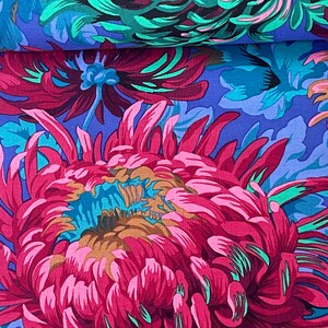 Kaffe Fassett Stoff Shaggy Chrysanthemen in pink, blau und grün von Philip Jacobs Bild 4