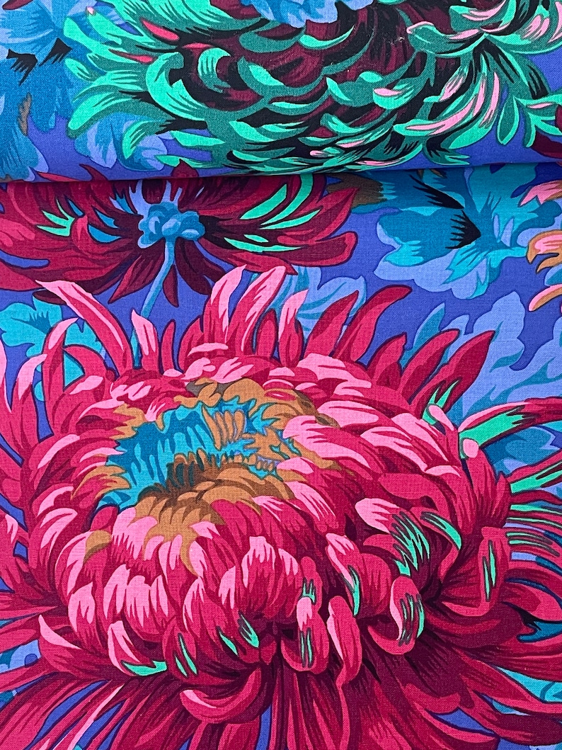 Kaffe Fassett Stoff Shaggy Chrysanthemen in pink, blau und grün von Philip Jacobs Bild 4