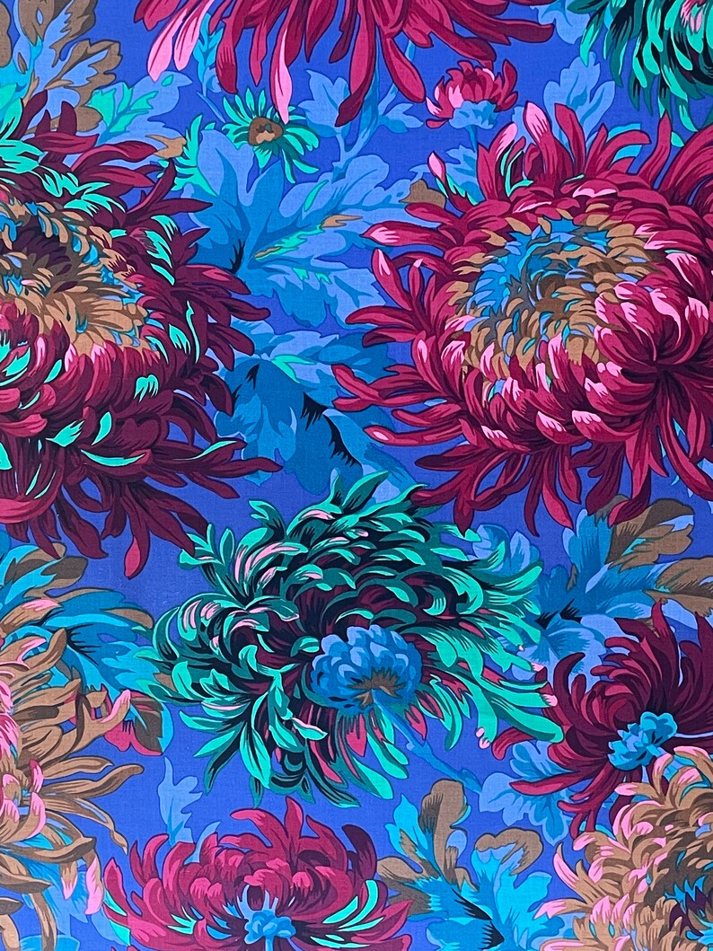 Kaffe Fassett Stoff Shaggy Chrysanthemen in pink, blau und grün von Philip Jacobs Bild 5