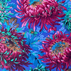 Kaffe Fassett Stoff Shaggy Chrysanthemen in pink, blau und grün von Philip Jacobs Bild 2