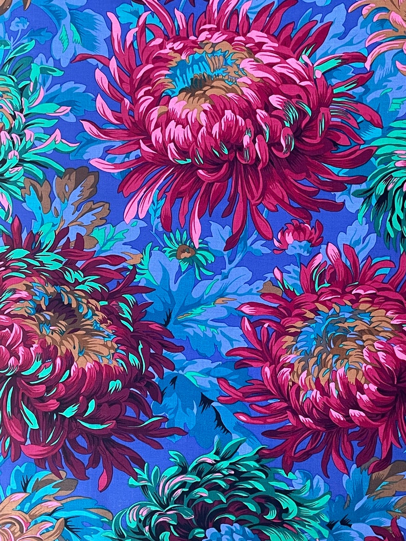 Kaffe Fassett Stoff Shaggy Chrysanthemen in pink, blau und grün von Philip Jacobs Bild 2