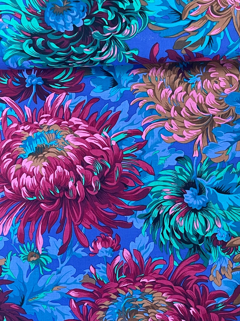 Kaffe Fassett Stoff Shaggy Chrysanthemen in pink, blau und grün von Philip Jacobs Bild 3