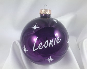 personalisierte Weihnachtskugel aus Glas - violett - Schrift weiß - 8 cm