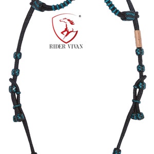 Puede incluir: Un cabezada de caballo de cuerda trenzada negra y turquesa con un nudo decorativo en la parte superior y una etiqueta de cuero con el texto "RIDER VIVAN".